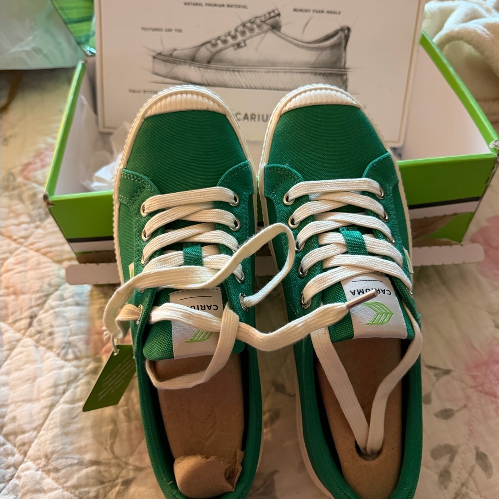 Cariuma Sneakers in Green and White 8W